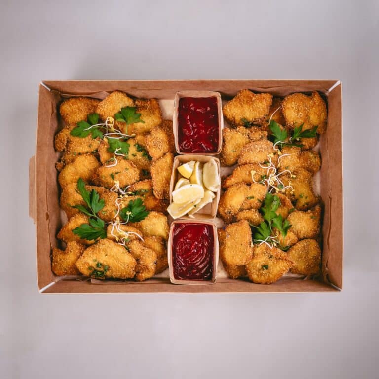 Das Bild zeigt Mini-Schnitzel in einer Box.