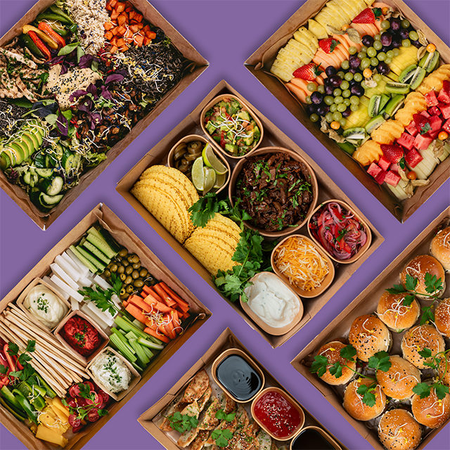 Das Bild zeigt das Family Style Bundle mit Gyoza, Falafel, Früchten und vielem mehr.