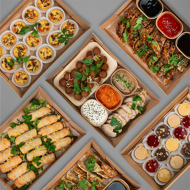 Das Bild zeigt das Fingerfood-Bundle mit Mini-Pita, Wagyu Gyoza, Börek, Cheesecake und mehr.