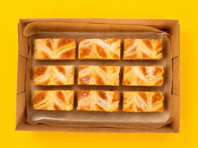 Das Bild zeigt eine Box mit veganem Zitronenkuchen.