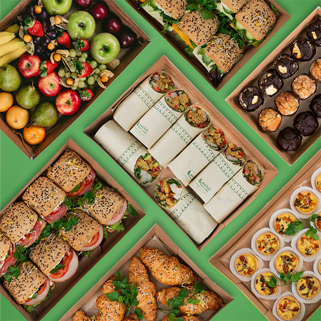 Das Bild zeigt das Tagungs Bundle mit Obstbox, Mehrkornbrötchen, Quiche und mehr.